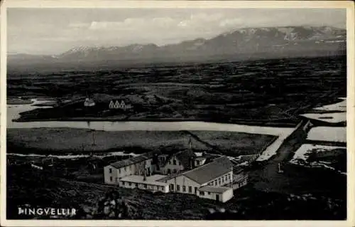 Ak Þingvellir Pingvellir Island, Landschaft mit Fjord, Berge und Häuser, Schwarz-Weiß-Foto