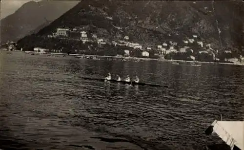 Foto Ak Menschen im Ruderboot, Ruderpartie, Berge
