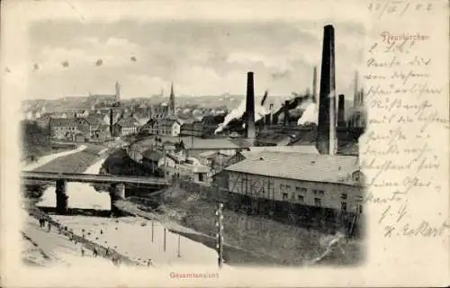 Ak Neunkirchen im Saarland, Gesamtansicht der Stadt, Industriegebäude, Fluss,