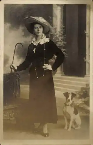 Foto Ak Frau-Porträt, Hut, Schwarzes Kleid, Hund