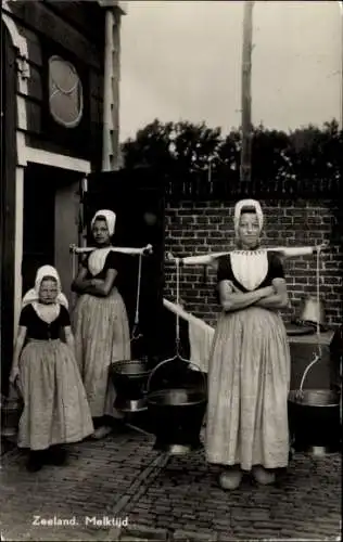 Ak Zeeland, Melkzeit, Frauen in niederländischer Volkstracht