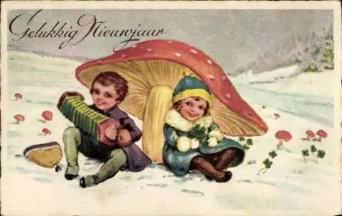 Ak Glückwunsch Neujahr, Kinder sitzen unter Fliegenpilz, Muszierender Junge