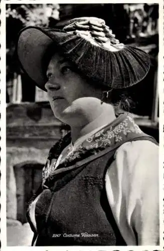 Ak Kanton Wallis, Junge Frau in Volkstracht