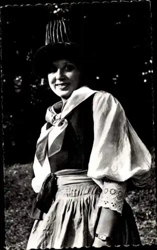 Ak Kanton Wallis, Jung Frau in Volkstracht