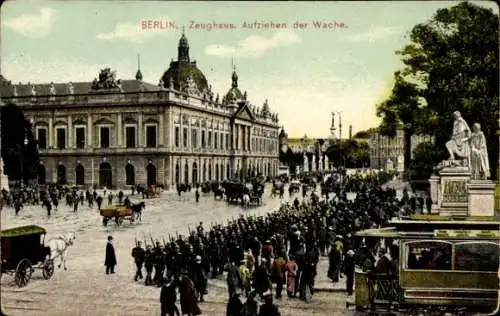 Ak Berlin Mitte, Zeughaus, Aufziehen der Wache, Menschenmenge, Kutschen, Straßenbahn