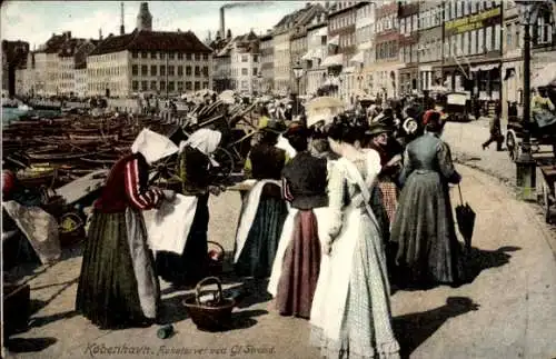 Ak København Kopenhagen Dänemark,  Fischer beim Cl Strand, Personen in historischer Kleidung, ...