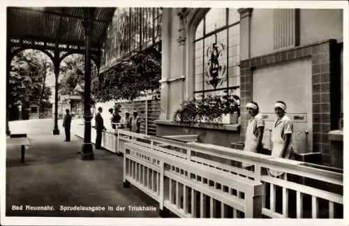 Ak Bad Neuenahr Ahrweiler Rheinland Pfalz, Sprudelausgabe in der Trinkhalle, zwei Frauen in we...