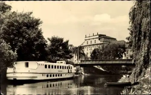 Ak Oranienburg in Brandenburg, Schiff auf dem Wasser, Brücke, Gebäude im Hintergrund, Bäume