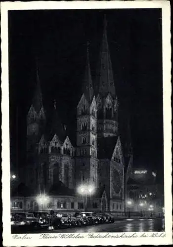 Ak Berlin Charlottenburg, Kaiser Wilhelm-Gedächtniskirche, nachts, Palast im Hintergrund, Autos