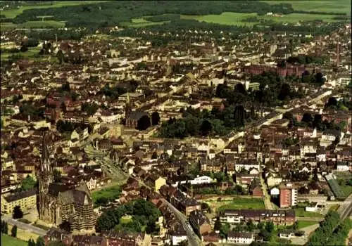 Ak Viersen in Nordrhein Westfalen, Luftaufnahme einer Stadt, viele Häuser, Kirchen, grüne Flächen