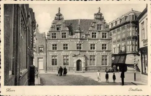 Ak Hoorn Nordholland Niederlande, Stadhuis, historische Architektur, Personen in der Straße