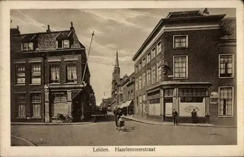 Ak Leiden Südholland Niederlande, Straßenszene, alte Gebäude, Kirche im Hintergrund