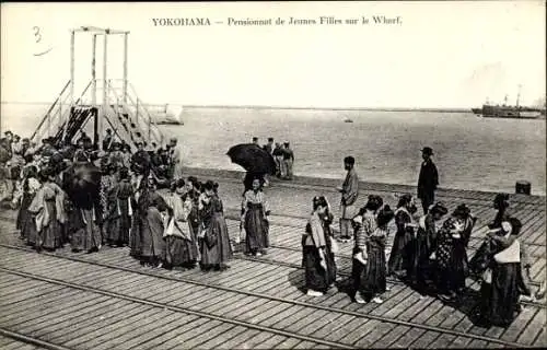 Ak Yokohama Präf. Kanagawa Japan,  Pensionat junger Mädchen am Kai, Gruppen in traditioneller ...