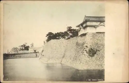 Ak Osaka Präfektur Osaka Japan, Osaka Castle, alte Steinmauer, Wassergraben, Baumgruppe