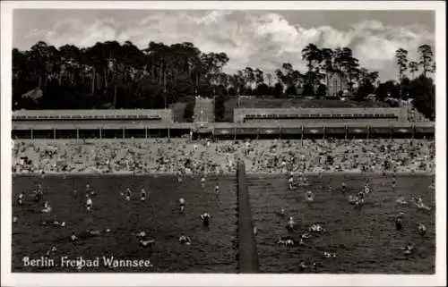 Ak Berlin Zehlendorf Wannsee, Badestrand, Freibad Wannsee, Schwimmer, Sonnenschirme, Bäume, Ge...
