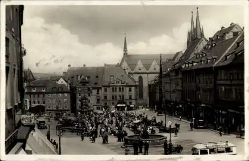 Ak Cheb Eger Region Karlsbad, Marktplatz mit Brunnen