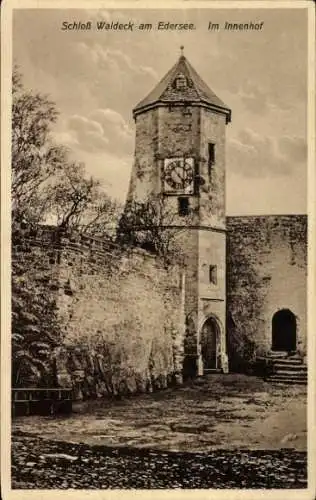 Ak Waldeck am Edersee Hessen, Schloß Waldeck, Innenhof, alter Uhrenturm