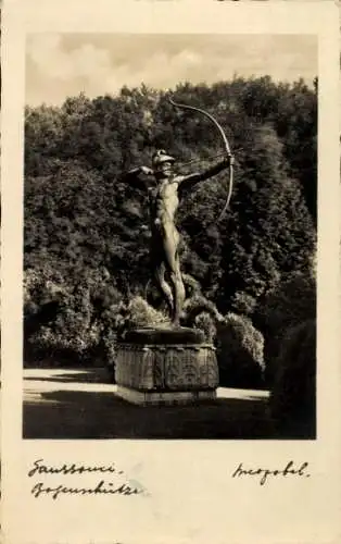 Ak Potsdam Sanssouci, Statuette eines Bogenschützen, Gartenansicht, monumentale Statue