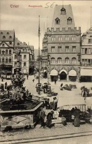 Ak Trier an der Mosel, Hauptmarkt, Gebäude, Brunnen, Marktstände, Menschen, Straßenbahn