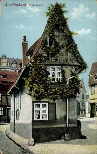 Ak Quedlinburg im Harz, Haus mit Efeu, gewinkelte Architektur, gepflasterte Straße, historisch...