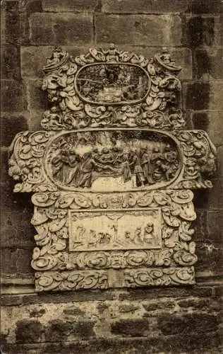 Ak Pirna an der Elbe, Grabmal an der Stadtkirche, kunstvolle Verzierungen, Reliefs