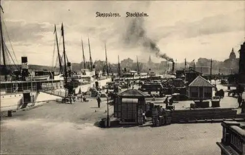Ak Stockholm Schweden, Hafenansicht, Schiffe, Hafenpromenade, historische Atmosphäre