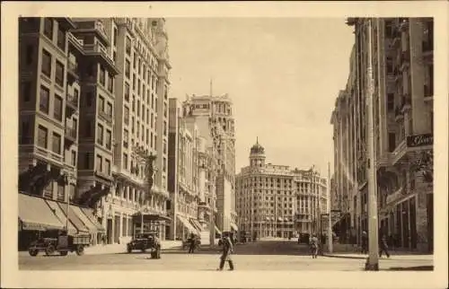 Ak Madrid Spanien, Straße mit Gebäuden, Fahrzeuge, Menschen, historische Architektur