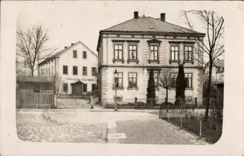 Ak Bischofswerda in Sachsen, Hausfront, Bäume, Straße, Schriftzug "Tabakefabrik"