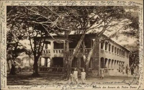 Ak Kisantu DR Kongo Zaire, Maison des Soeurs de Notre Dame, Gebäude mit Bäumen, Menschen im Vo...