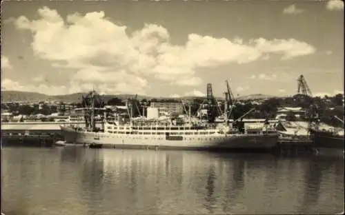 Ak Matadi DR Kongo Zaire, Schiff im Hafen, Wasser, Wolken, Hafenanlagen