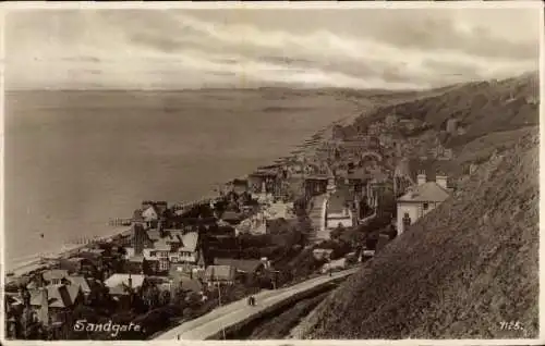 Ak Sandgate Kent England,  Küstenansicht, Meer, Häuser, Straßen, hügelige Landschaft