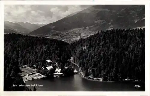 Ak Lienz in Tirol, Tristachersee, bewaldete Landschaft, Bergpanorama, Hotel-Pension-Strandbad,...