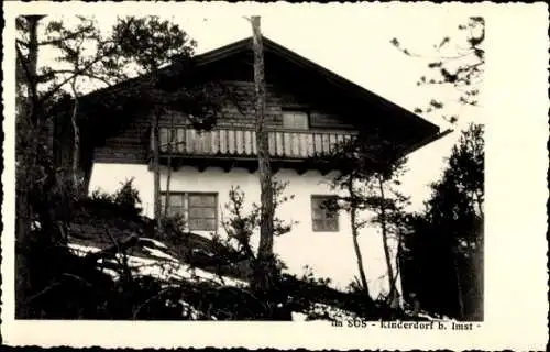 Ak Imst in Tirol, Haus des SOS-Kinderdorfes, Naturkante, Bäume, Balkon oben