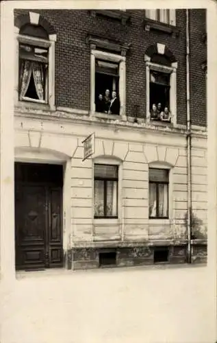 Foto Ak Bischofswerda in Sachsen, Wohnhaus, Menschen am Fenster