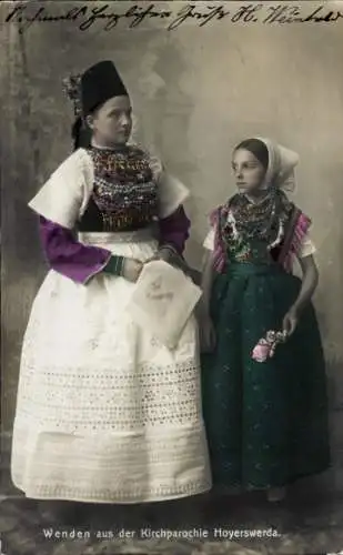 Ak Hoyerswerda in der Oberlausitz, Zwei Mädchen in traditioneller Kleidung, Schmuck, blühender Ga