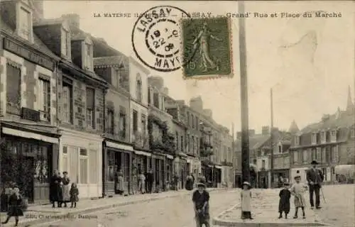Ak Lassay les Châteaux Mayenne, Strasse und Platz,  Architektur, Menschen auf der Straße