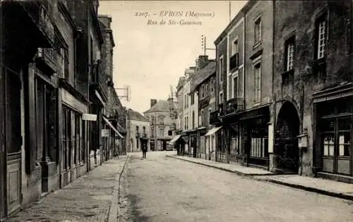 Ak Évron Mayenne, Straße mit Häusern, Ruine, evtl. früherer Markt, Spaziergänger