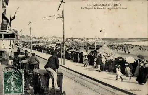 CPA Les Sables d'Olonne Vendée, La Plage et le Remblai un jour de Courses
