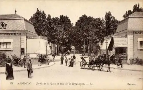 Ak Avignon Vaucluse, Ausgang des Bahnhofs, Rue de la République, Fuhrwerke, Menschen