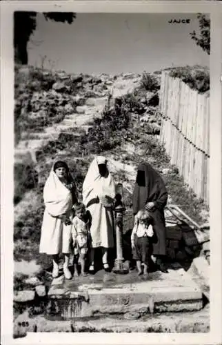 Ak Jajce Bosnien Herzegowina, Brunnen, Frauen mit Kindern