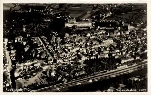 Ak Rudolstadt in Thüringen, Luftaufnahme von  Thüringen, viele Gebäude, Landschaft, Bahngleise