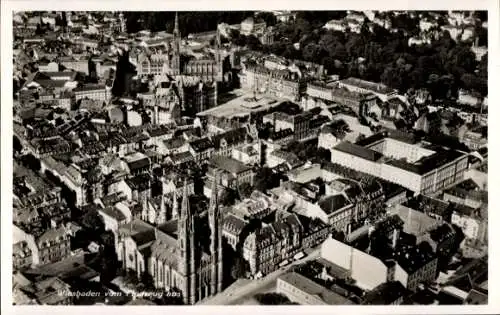 Ak Wiesbaden in Hessen, Luftaufnahme von  Stadtansicht,  Gebäude