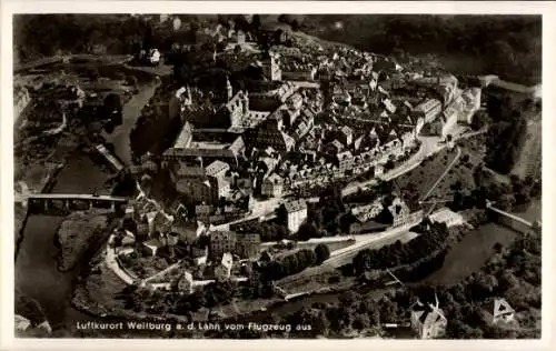 Ak Weilburg an der Lahn Hessen, Luftaufnahme von   Stadt, Lahnfluss, Flugzeugblick