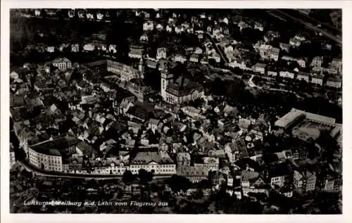 Ak Weilburg an der Lahn Hessen, Luftaufnahme von  Stadtansicht, Flugzeugperspektive