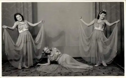 Ak Drei Tänzerinnen, Pose