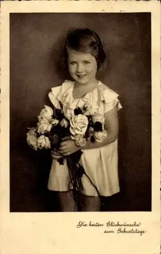 Ak Potsdam, Mädchen mit Blumenstrauß, gekleidet in ein weißes Kleid mit Rüßchen.