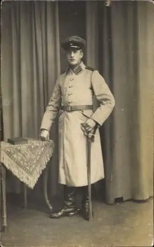 Ak Jüterbog in Brandenburg, Porträt eines Soldaten mit Pickelhaube, Uniform und Säbel.
