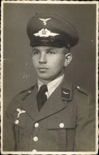 Ak Heidmühle Schortens in Friesland, Porträt eines jungen Mannes in Uniform mit Mütze und Orden.