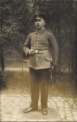 Ak Straßburg Elsass Bas Rhin, Ein Soldat in Uniform steht vor einem Gebäude.