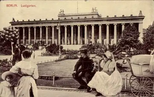 Ak Berlin Mitte, Altes Museum, Kolonnaden, Lustgarten, Menschen, Ballonverkäuferin, Kinderwagen
